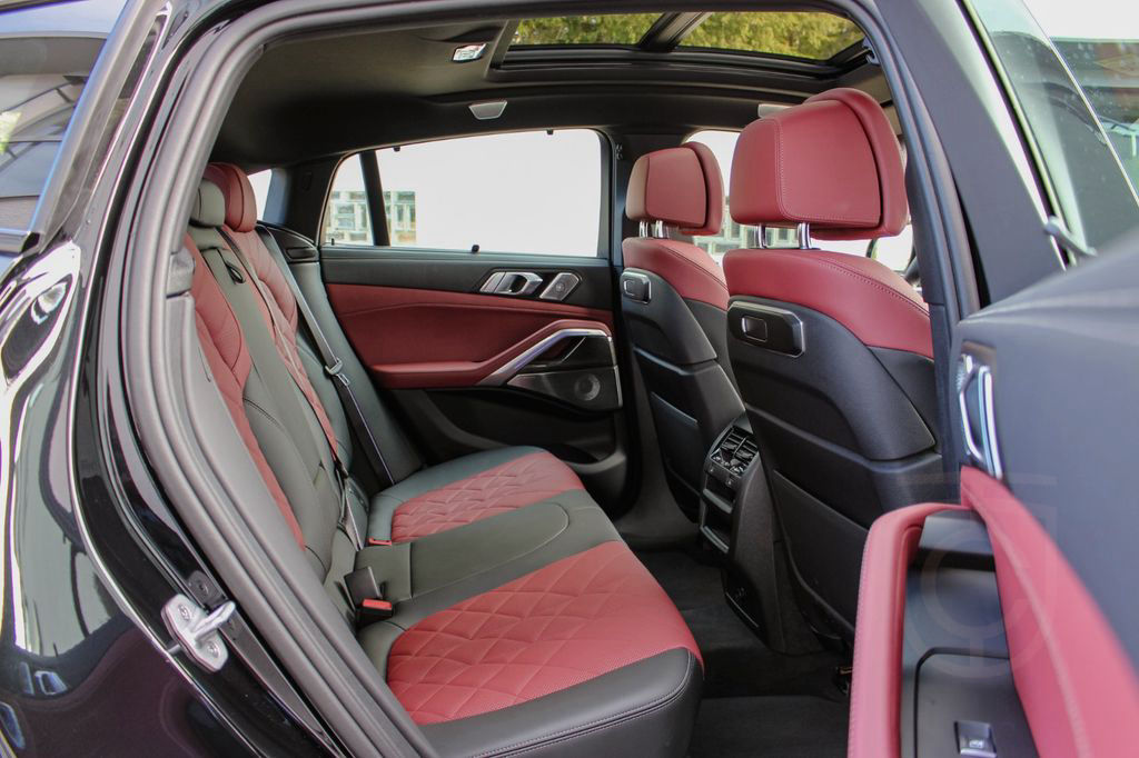 BMW X6 M60 i xDrive / STANDHEIZUNG / B&W / TRAVEL