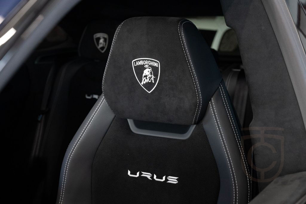 Lamborghini Urus Performante|FULL CARBON|AKRAPOVIC|B&O|VOLL