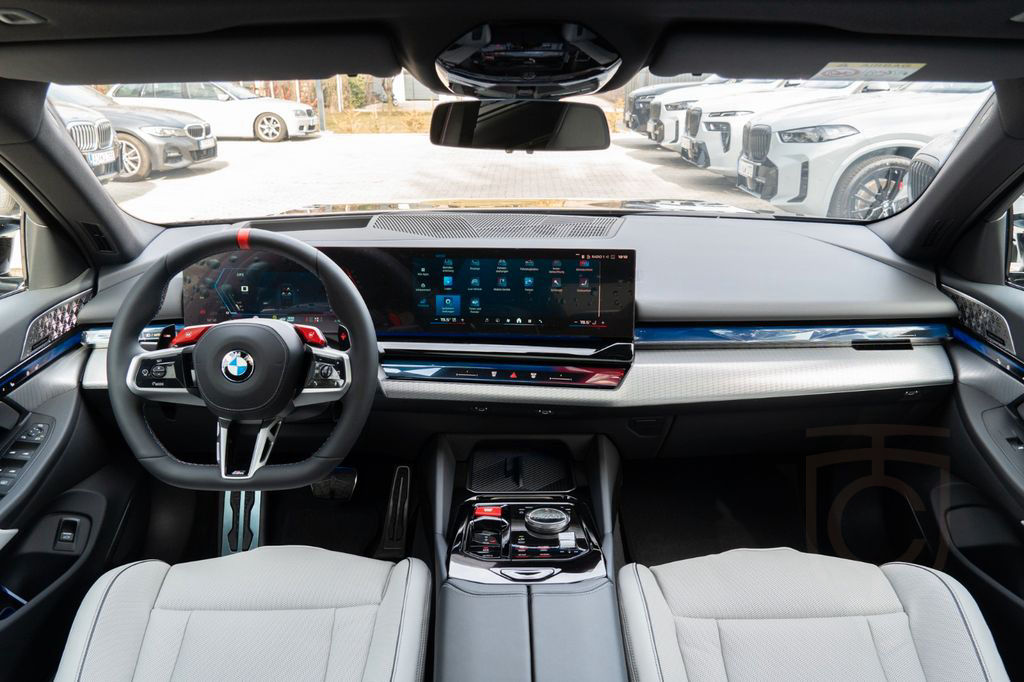 BMW M5 DR.ASS.PLUS.PANORAMA.B&W.360°.AHK.NEU MODELL