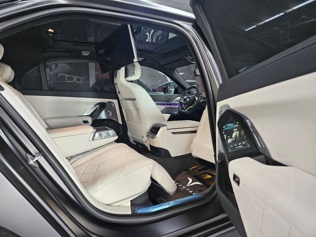 BMW M760e xDrive/Sky L./Crystal Lights/B&W Diamond