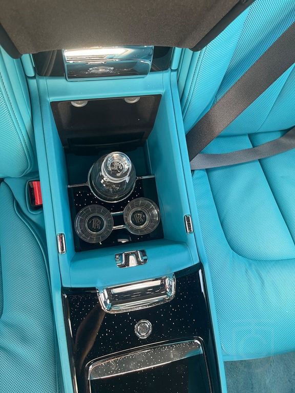 Rolls-Royce Cullinan Bespoke HUD TV