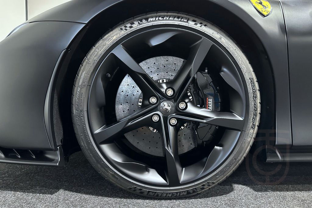 Ferrari SF90 Spider | Lift | LED | Carbon | Racing-Seats