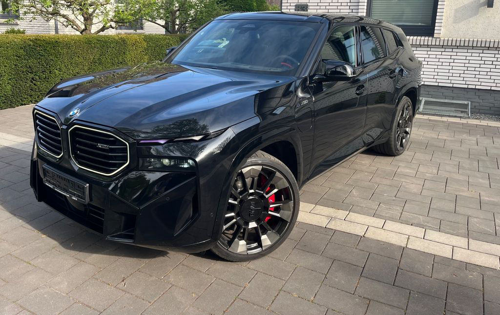 BMW XM Baureihe XM 50 e 23 Zoll Shadowl Sportabgas