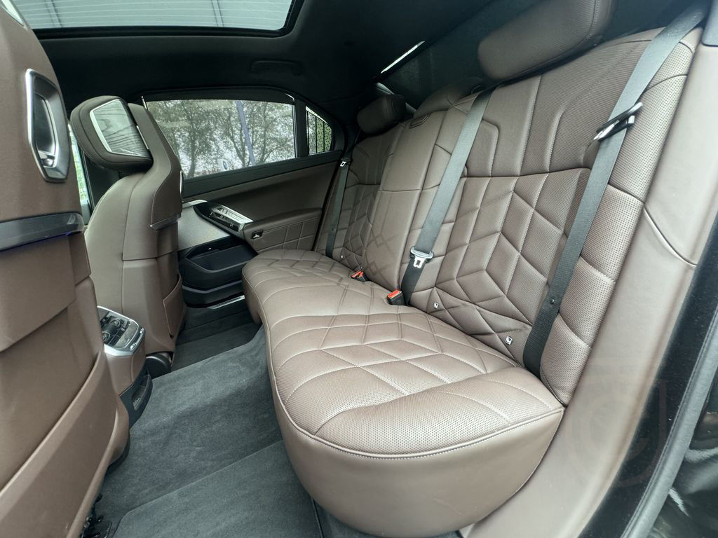 BMW 740d xDrive M Sport StandHzg PANO-SKY Autobahnas
