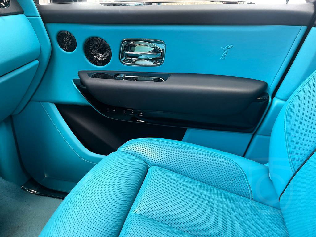 Rolls-Royce Cullinan Bespoke HUD TV