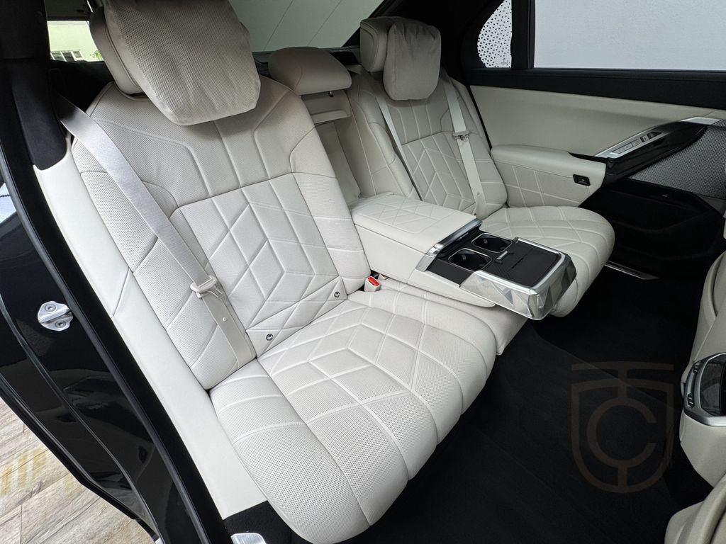 BMW M760 e xDrive Pro Executive Lounge Massage/Lüft.