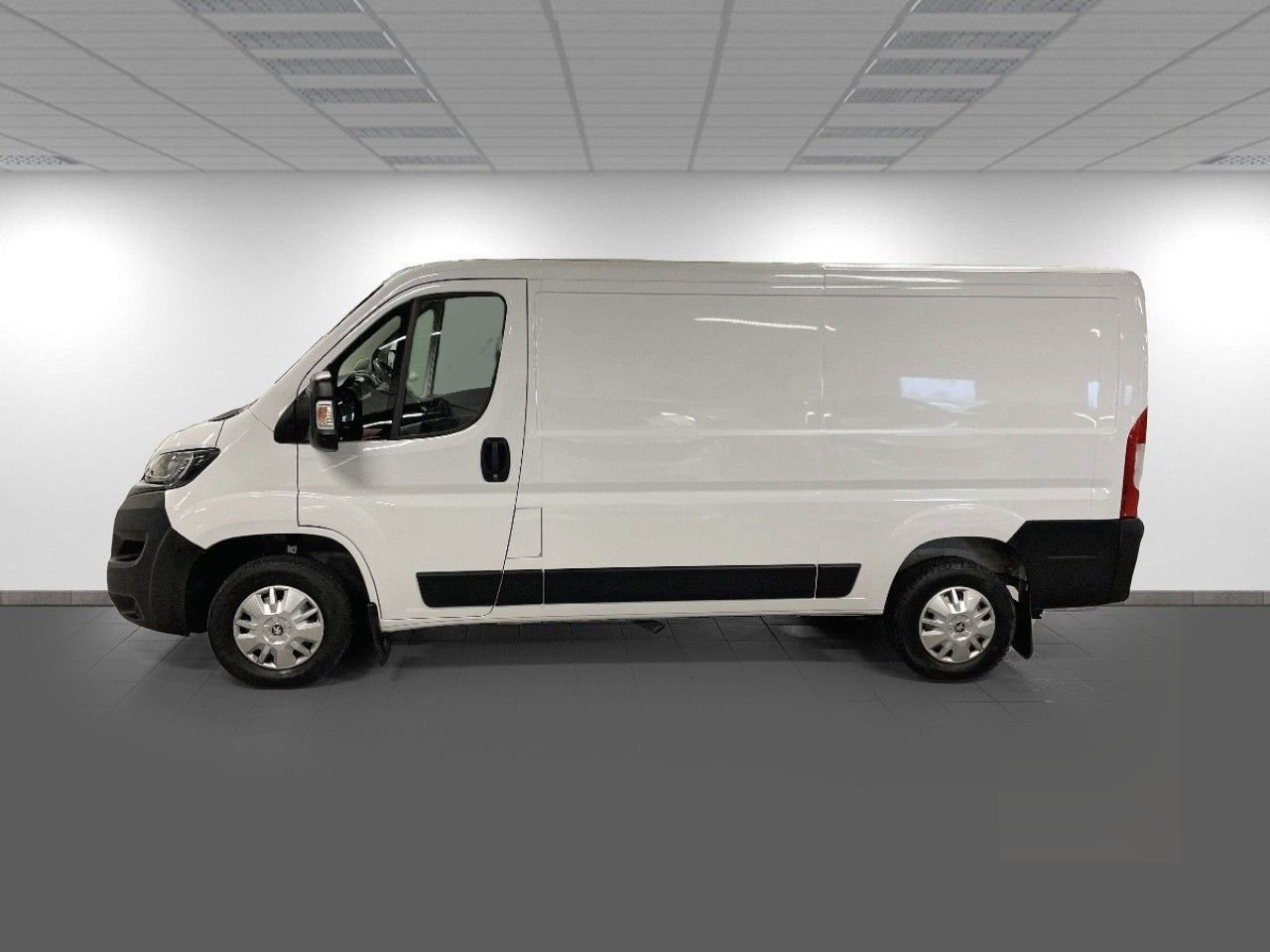 Peugeot Boxer Van 335 2.2 BlueHDi