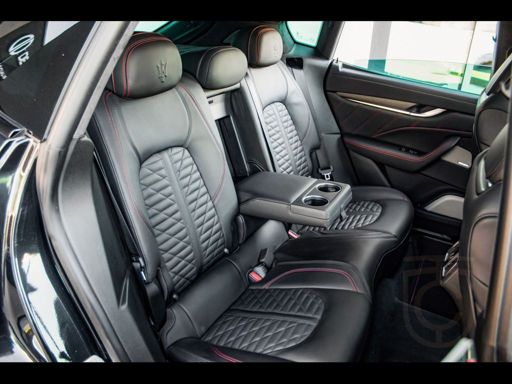 Maserati Levante V8 TROFEO°NERO ASSOLUTO°CARBON 2x°B&W