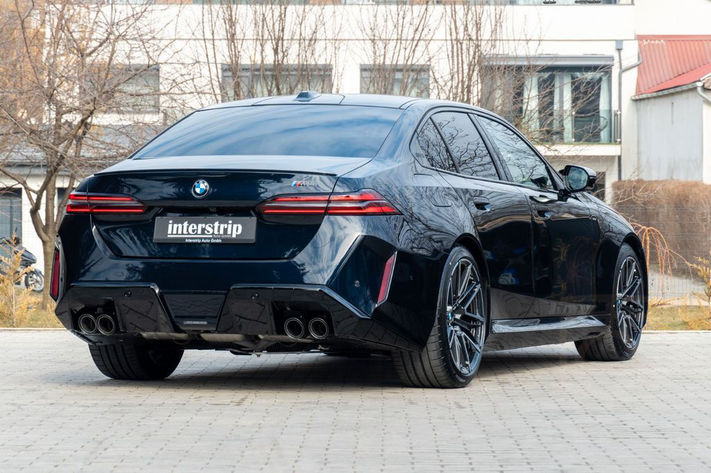 BMW M5 DR.ASS.PLUS.PANORAMA.B&W.360°.AHK.NEU MODELL