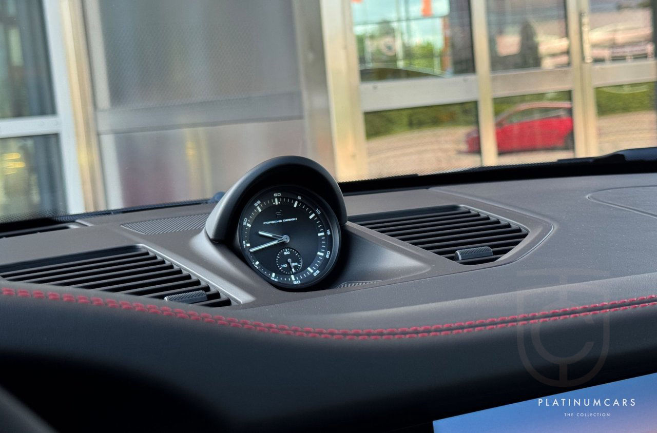 Porsche 911 992.2 Carrera 4 GTS
