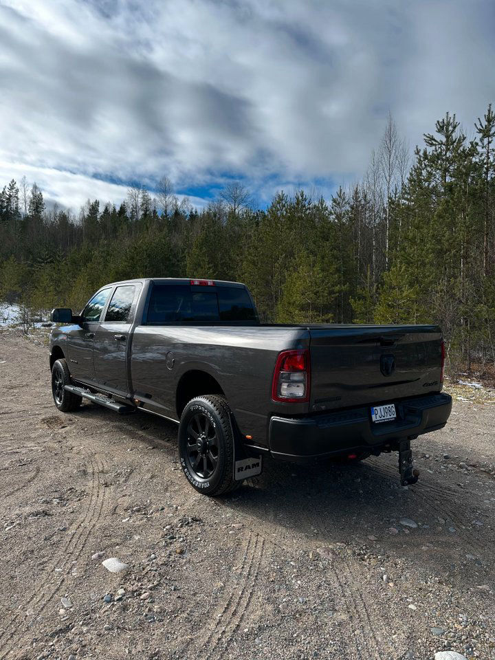 Dodge RAM 3500 CREWCAB - 6.4L HEMI V8 -