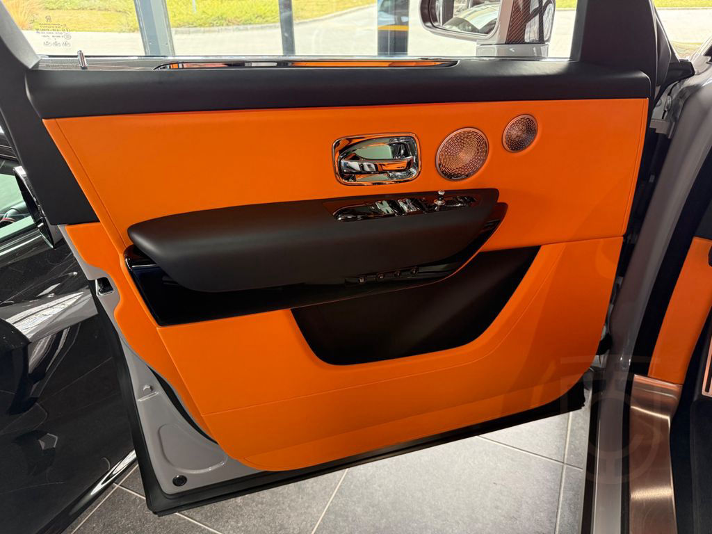 Rolls-Royce Cullinan- 4 seats- Bespoke- Starlight- Tables+TV