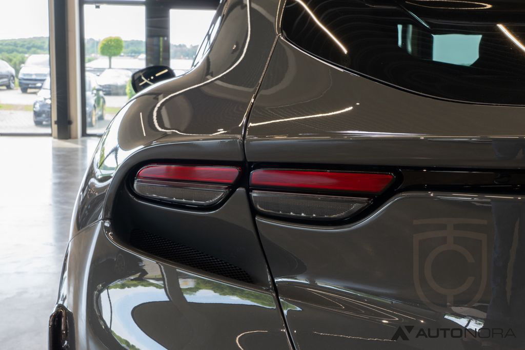 Ferrari Purosangue Carbon Lift Pano Matrix Massage
