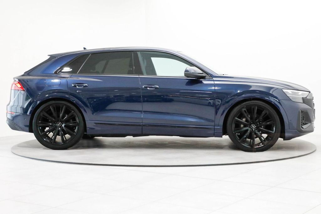 Audi Q8 55 TFSIe quattro AHK Matrix HUD 360° Luft ACC