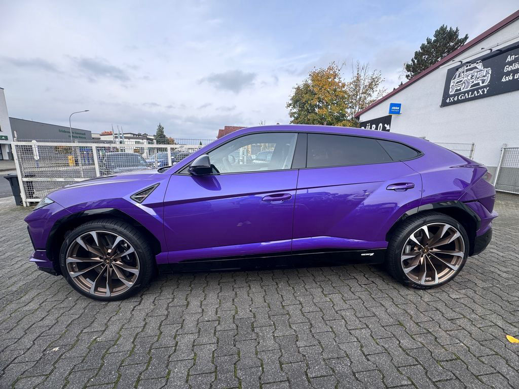 Lamborghini Urus S"Viola Mithras-Nero Ade / Akrapovic