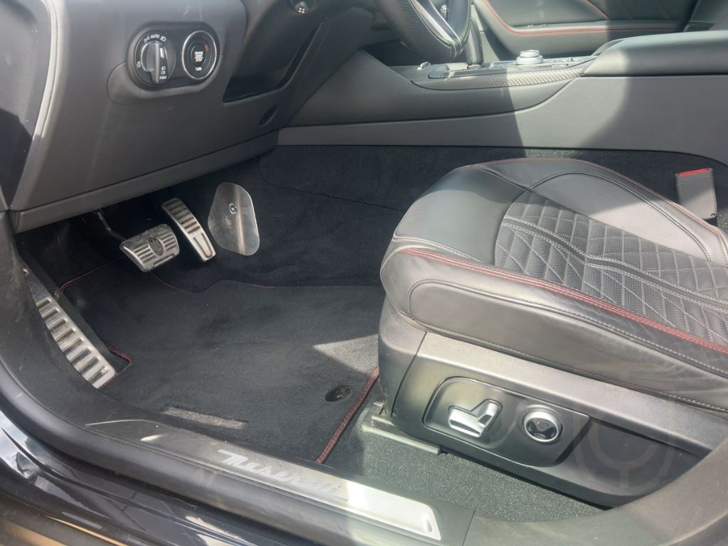 Maserati Levante TROFEO MY23 V8 580PS AWD Nero&Nero