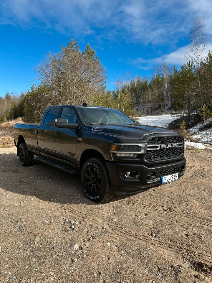 Dodge RAM 3500 CREWCAB - 6.4L HEMI V8 -
