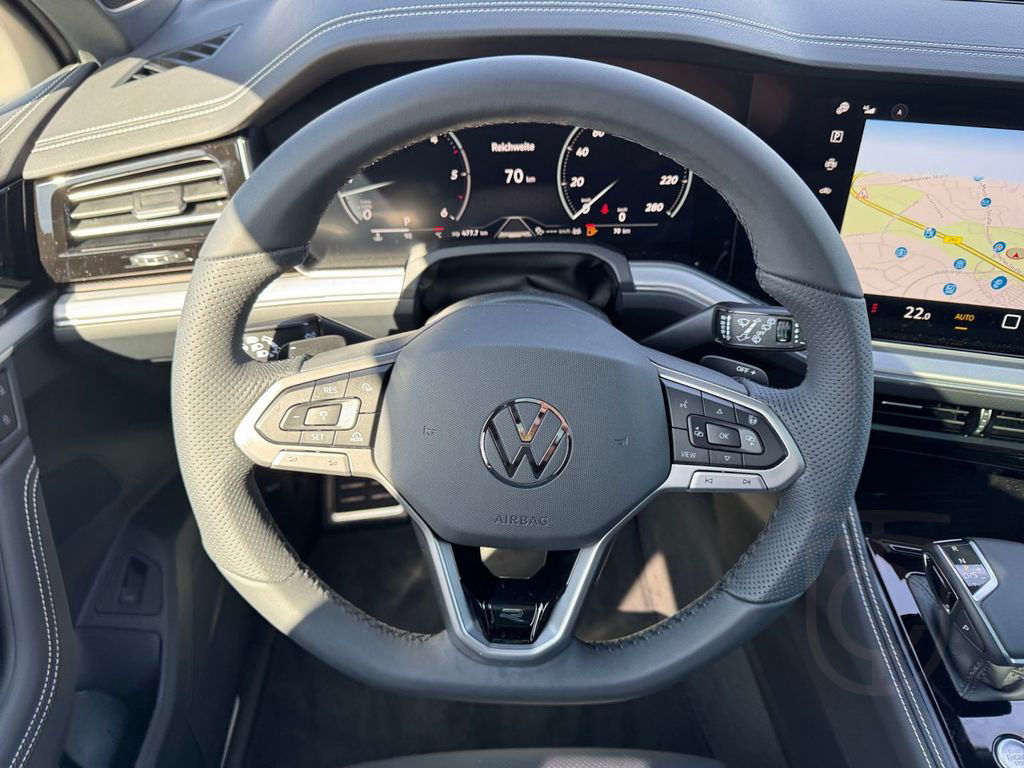 Volkswagen Touareg R-Line 3.0TDI 4M BLACKSTYLE AHK PANO