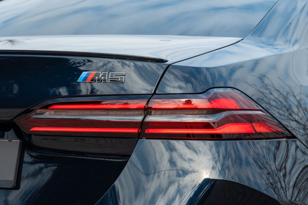 BMW M5 DR.ASS.PLUS.PANORAMA.B&W.360°.AHK.NEU MODELL