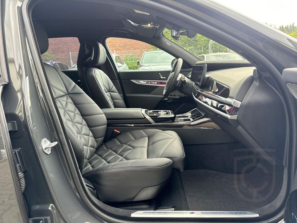 BMW 740dA xDr M SPORT SkyL,StHzg,AHK,IconicG,Multisi