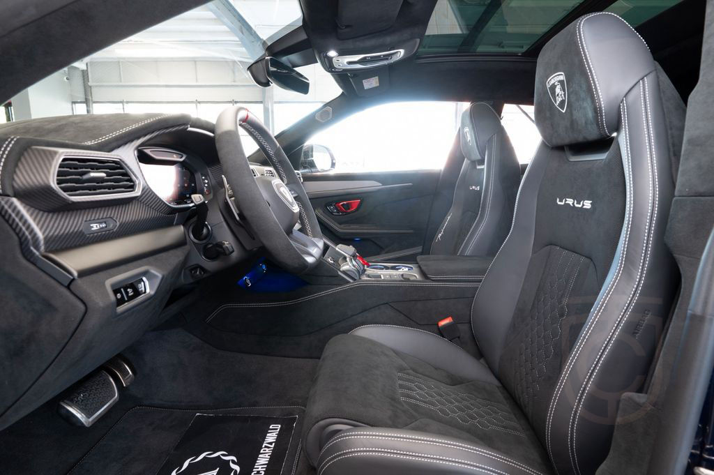 Lamborghini Urus Performante|FULL CARBON|AKRAPOVIC|B&O|VOLL