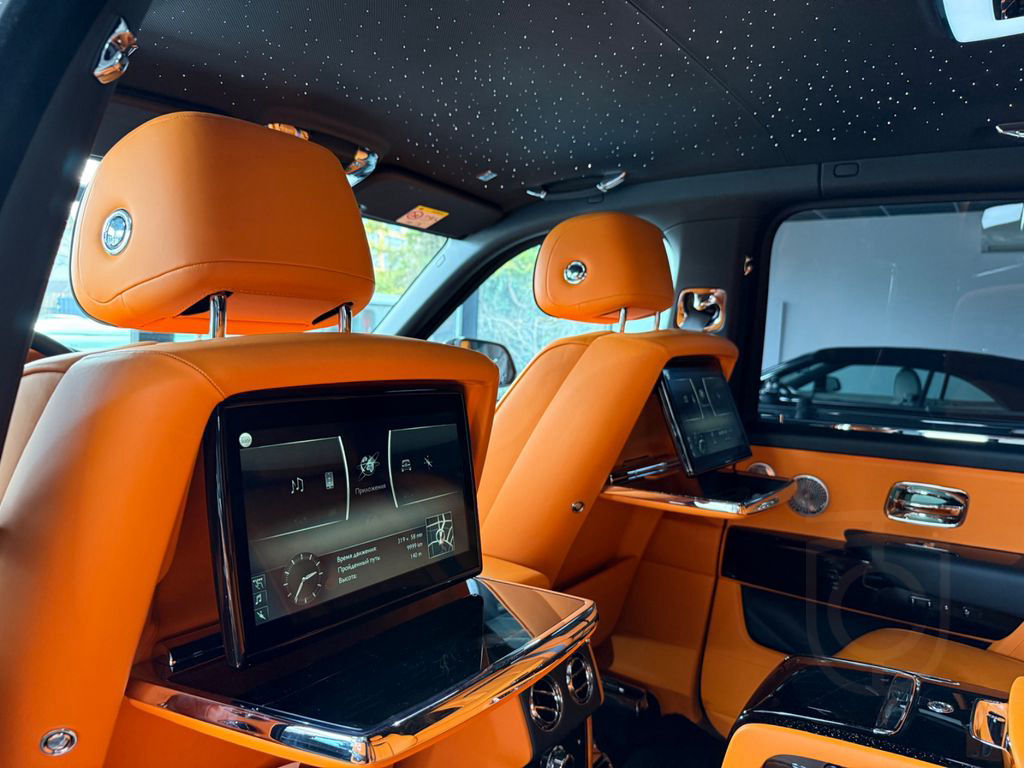 Rolls-Royce Cullinan- 4 seats- Bespoke- Starlight- Tables+TV