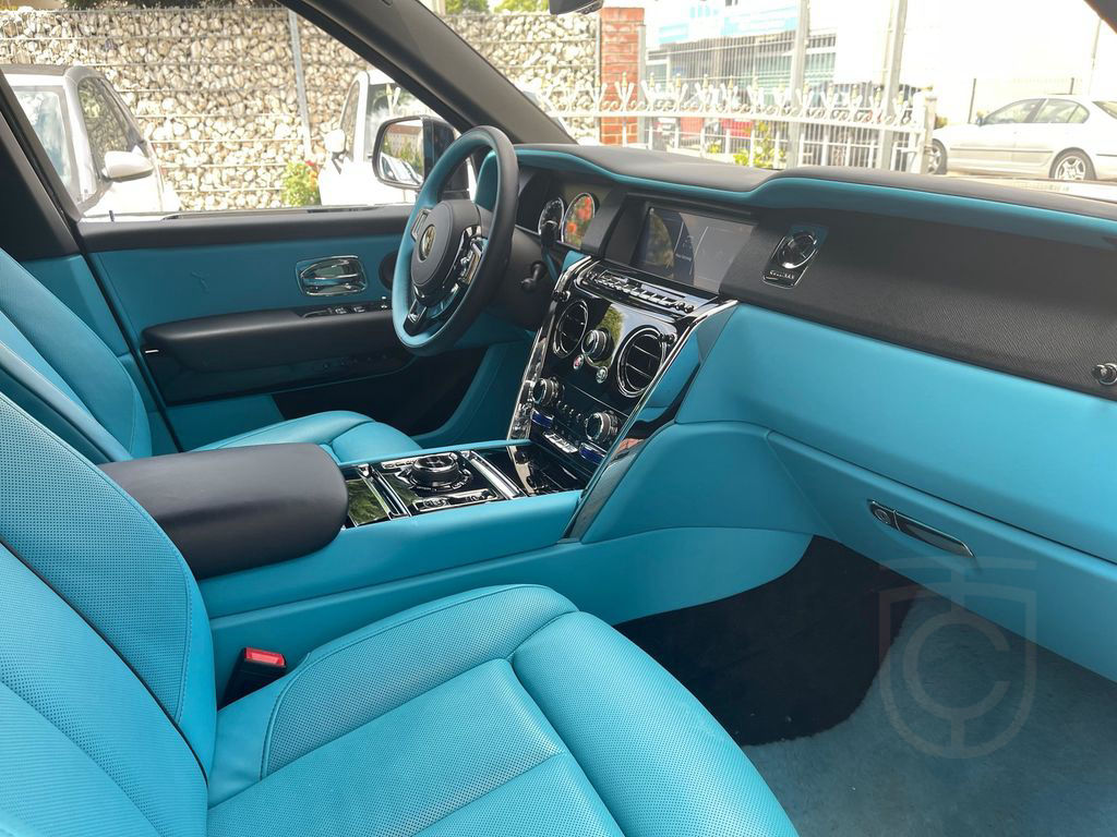 Rolls-Royce Cullinan Bespoke HUD TV