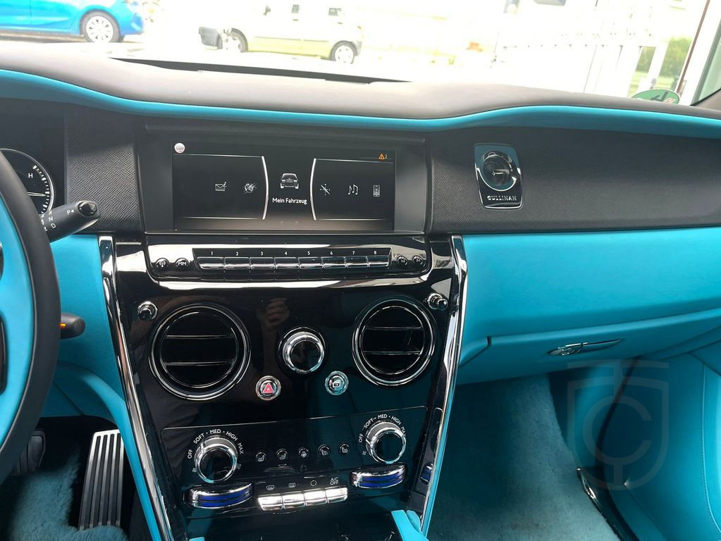 Rolls-Royce Cullinan Bespoke HUD TV