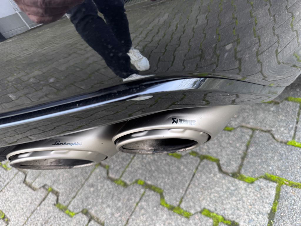 Lamborghini Urus S"Viola Mithras-Nero Ade / Akrapovic