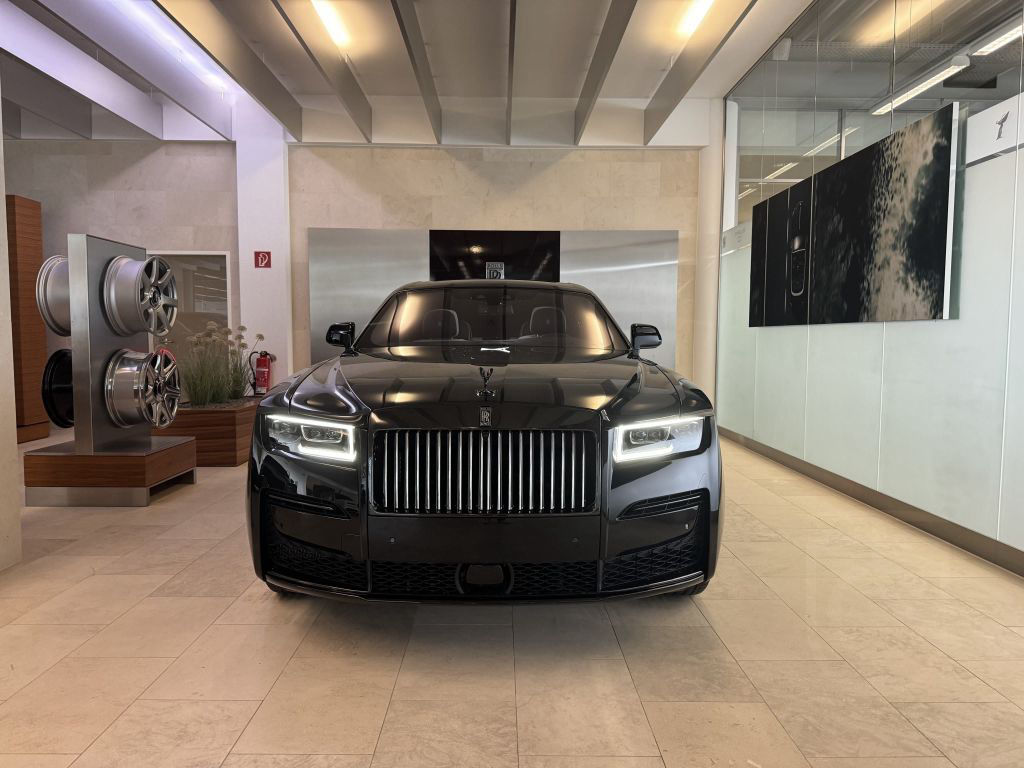 Rolls-Royce Ghost Black Badge LP 504.619,50€