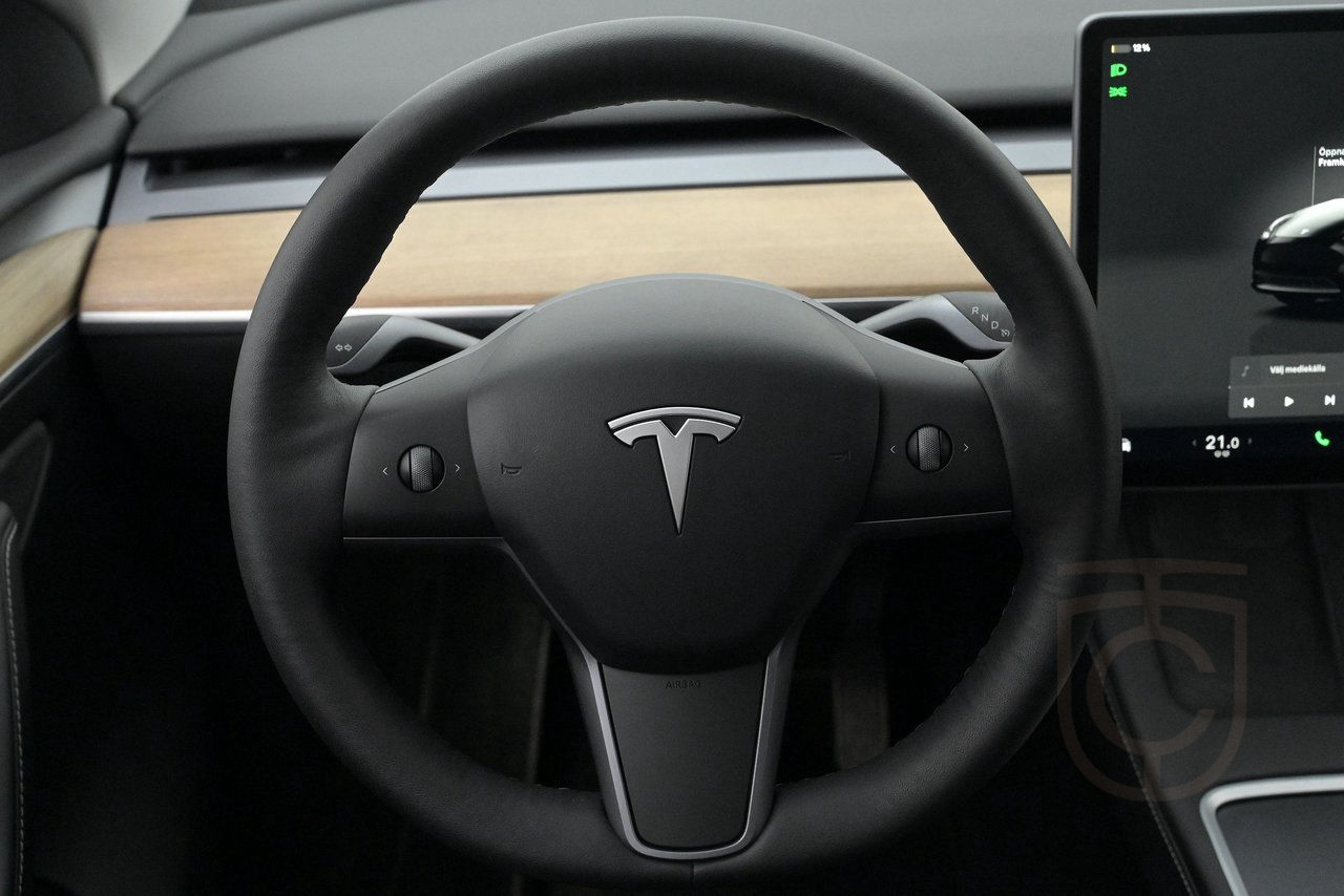 Tesla Model Y Long Range AWD Autopilot 20" Pano