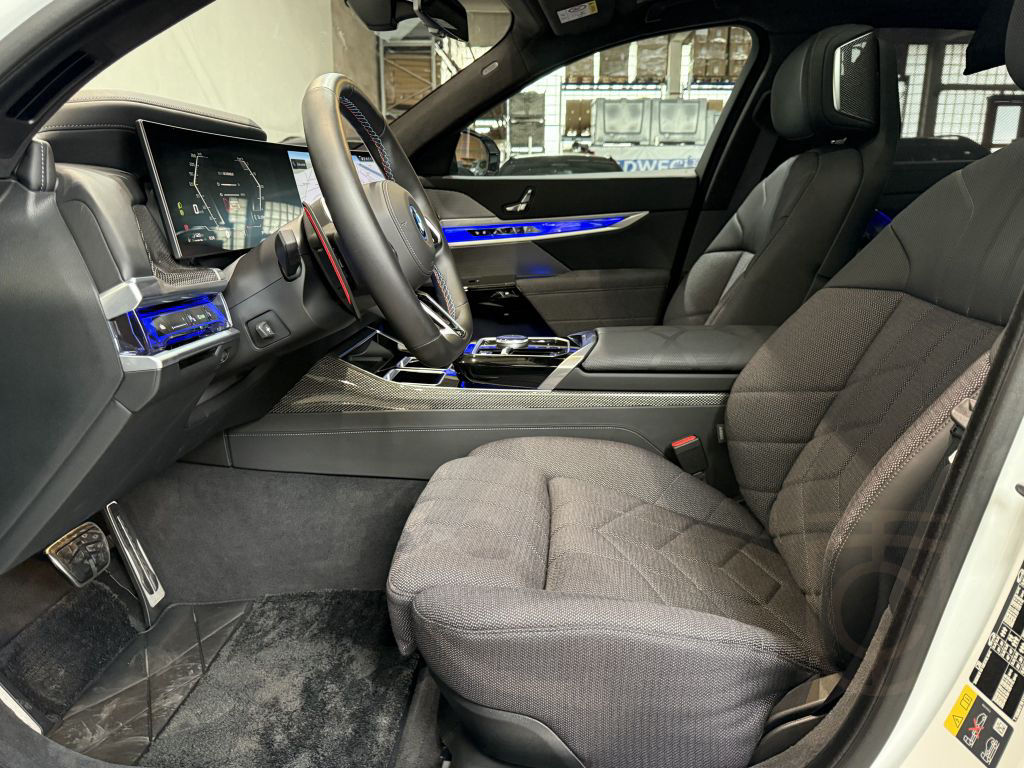 BMW M760e xDrive Lounge Seating Sky Lounge M Perform