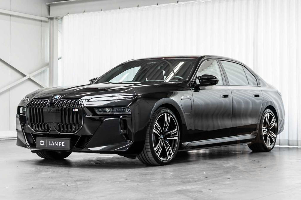 BMW M760 e xDrive M Sport Rear Seat Entertainment Ma