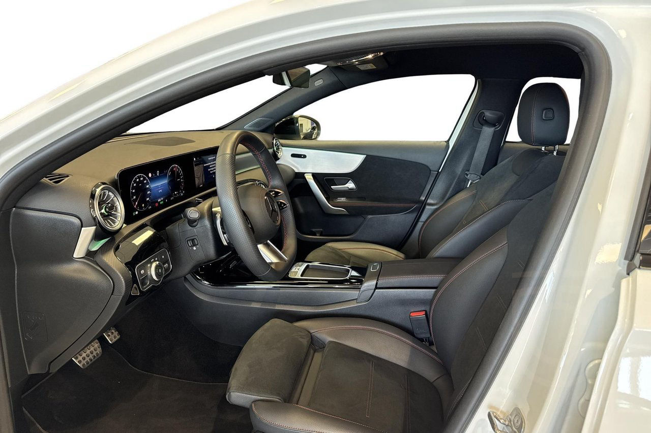 Mercedes-Benz A 250 e Sedan, AMG Line, Panelbelysning, Knigh
