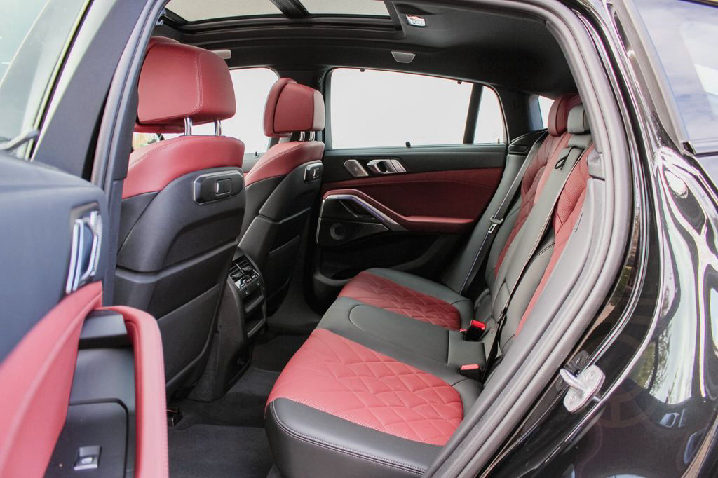 BMW X6 M60 i xDrive / STANDHEIZUNG / B&W / TRAVEL