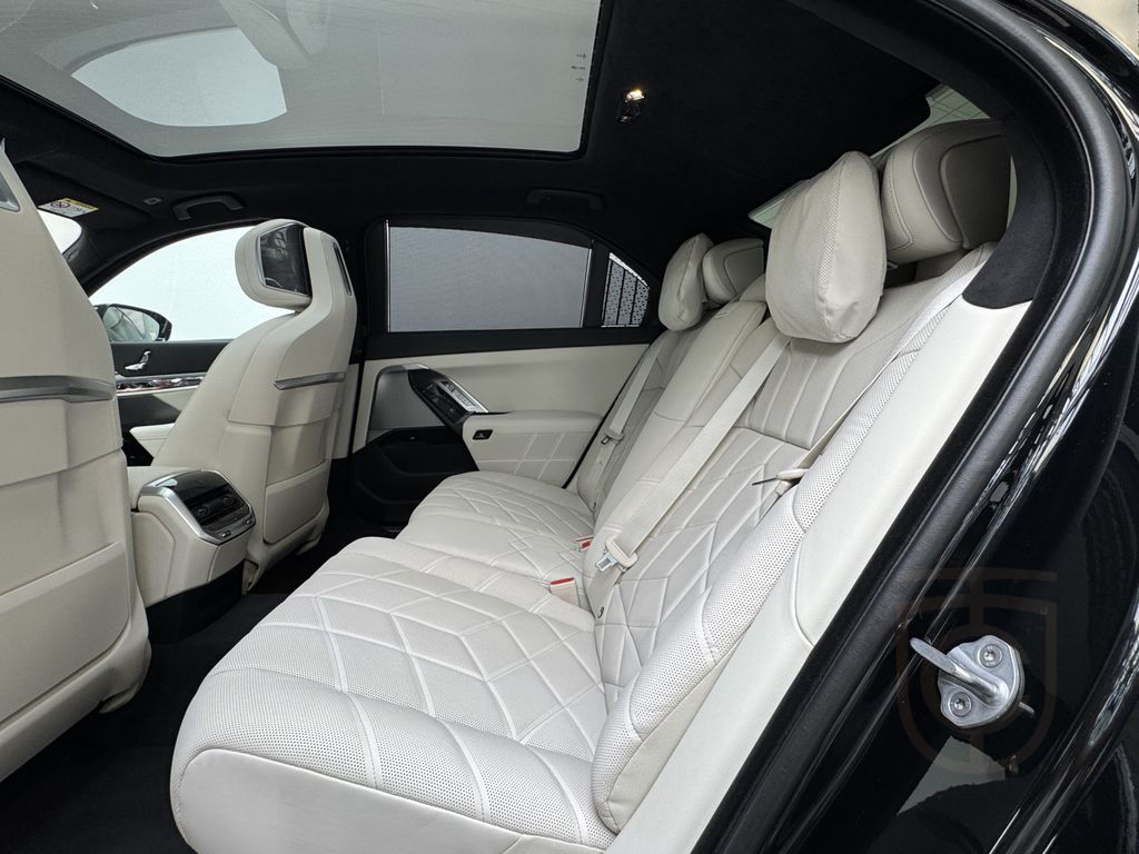 BMW M760 e xDrive Pro Executive Lounge Massage/Lüft.