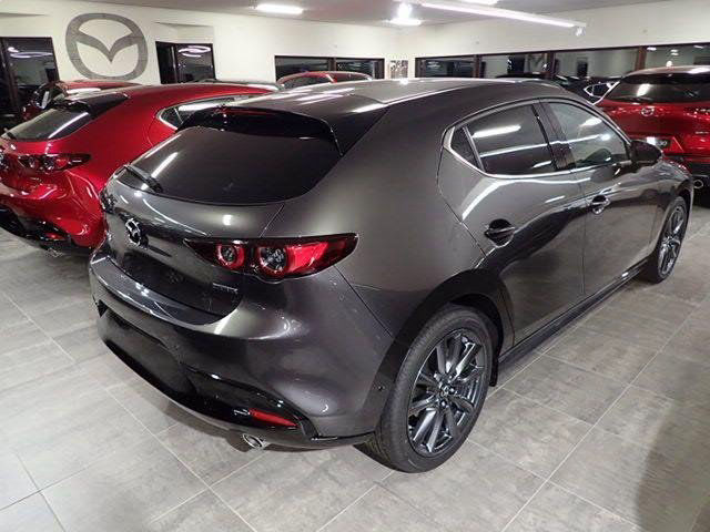 Mazda 3 2,0 Cosmo 5d Mildhybrid Skinn