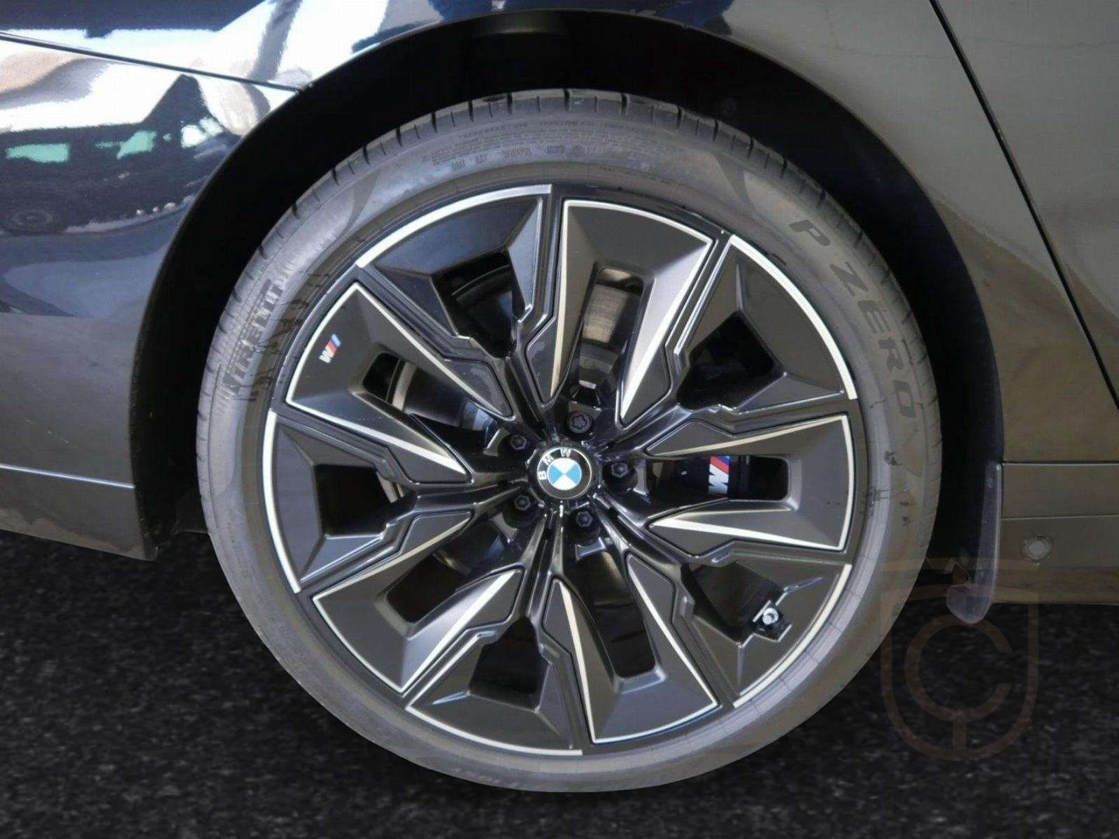 BMW i7