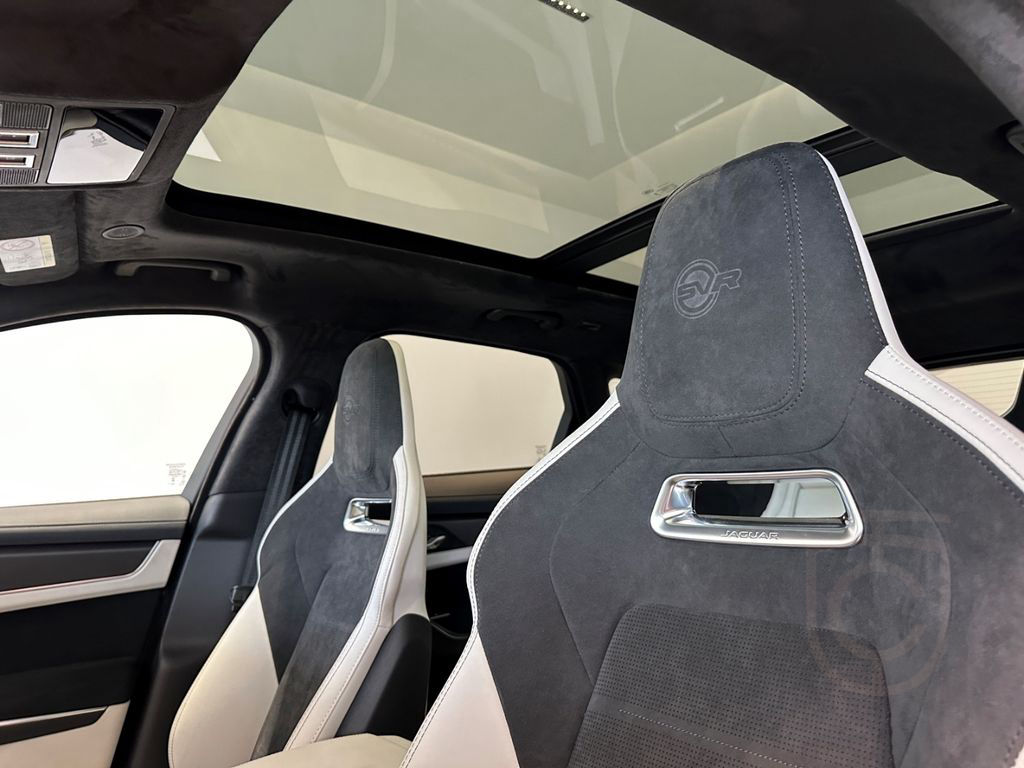 Jaguar F-Pace P550 SVR AHK 22''LM PANODACH HEAD-UP ACC
