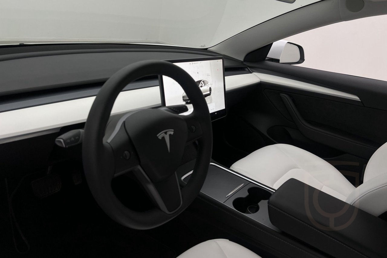 Tesla Model 3 Long Range AWD Autopilot Ljus