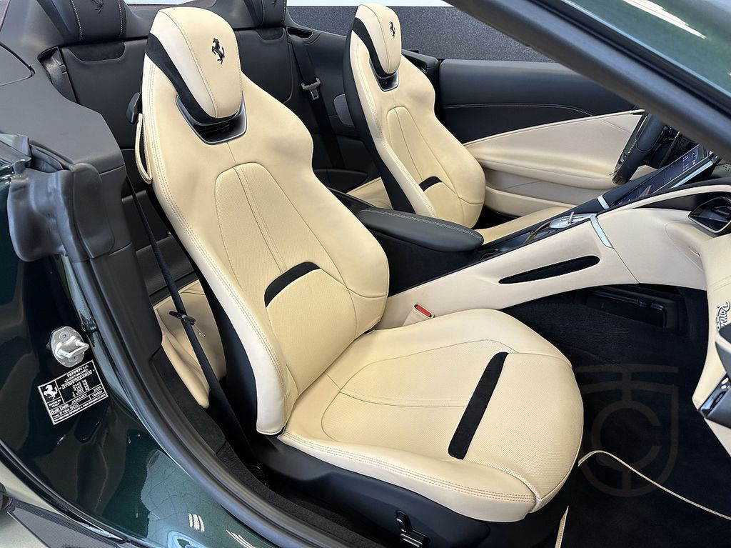 Ferrari Roma Spider Green/Beige Carbon 360° JBL