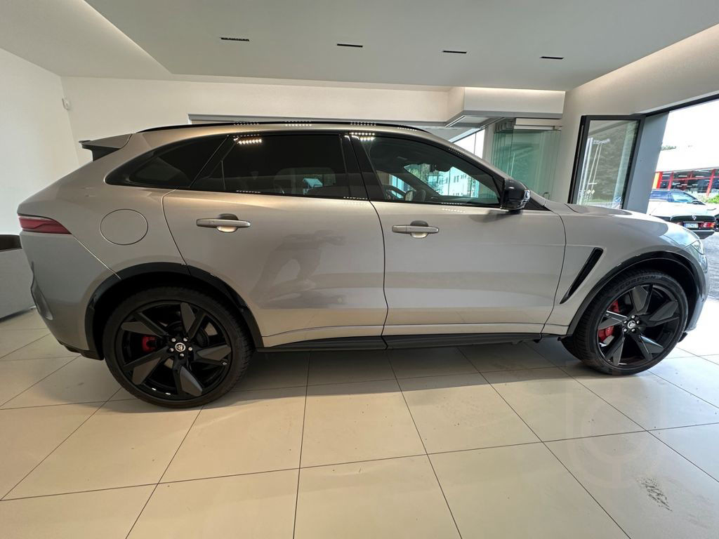Jaguar F-Pace P550 SVR AHK 22''LM PANODACH HEAD-UP ACC