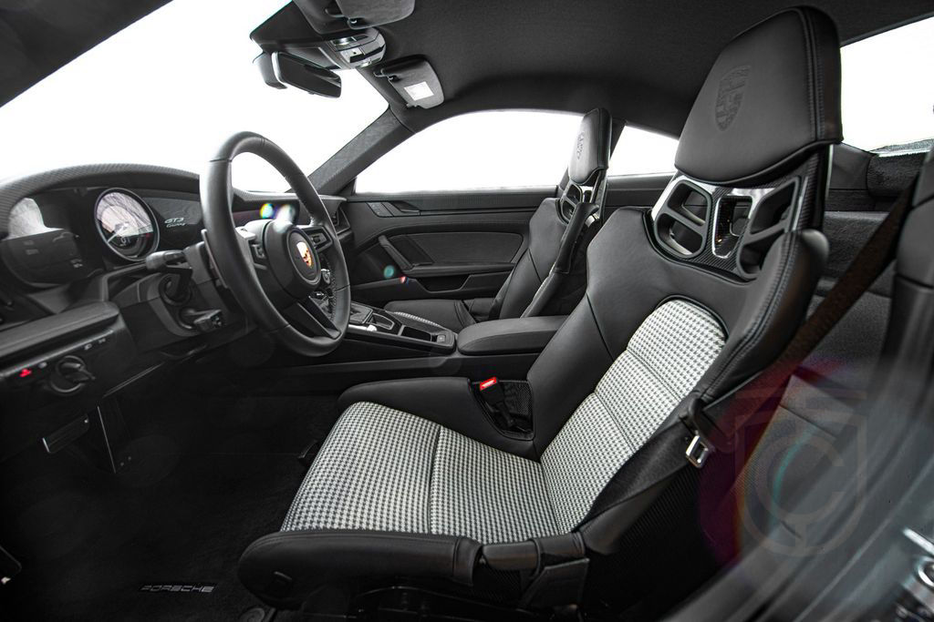 Porsche 992 GT3 Touring / 1520km / Houndstooth / VAT