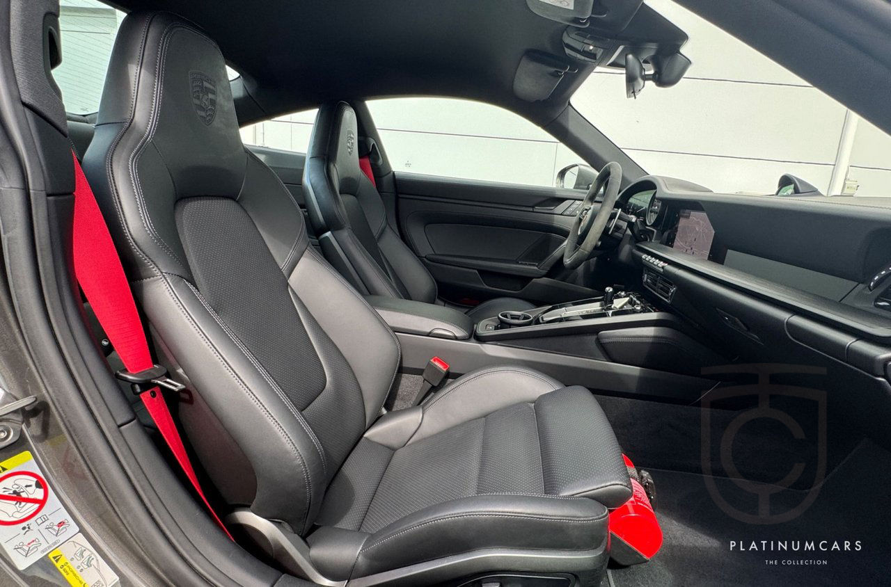 Porsche 911 992 Carrera 4 GTS