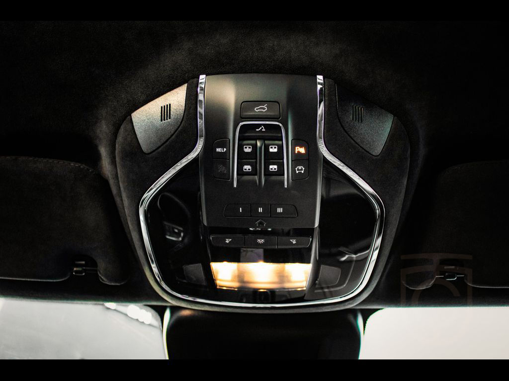 Maserati Levante V8 TROFEO°NERO ASSOLUTO°CARBON 2x°B&W