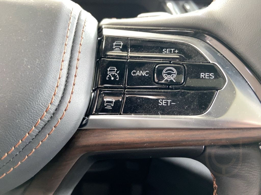 Jeep Grand Cherokee L 5.7L V8 Summit 4x4 6-Sitzer