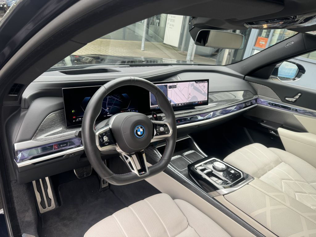 BMW M760e xDrive M Sport Massage Sitzlüft AHK DA-Pro