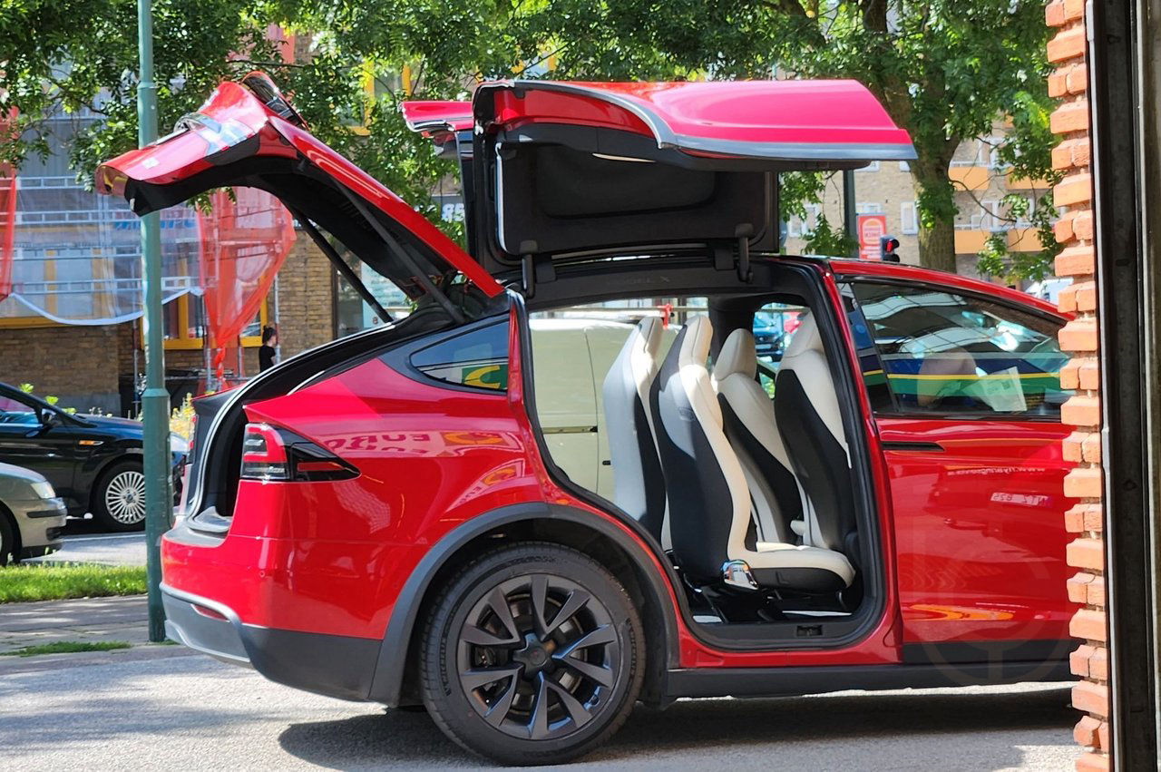 Tesla Model X PLAID