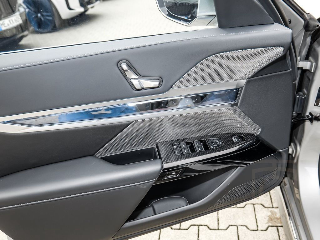 BMW 750e xDrive HUD PANO ACC 360°KAM RFK NAVI LED