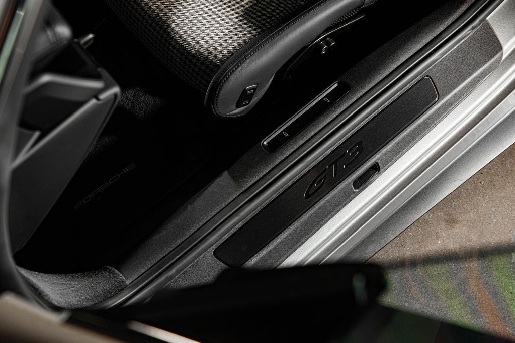 Porsche 992 GT3 Touring / 1520km / Houndstooth / VAT